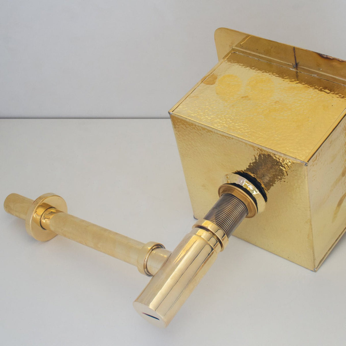 Round Solid Brass Bottle P-Trap & Push-Up Drain